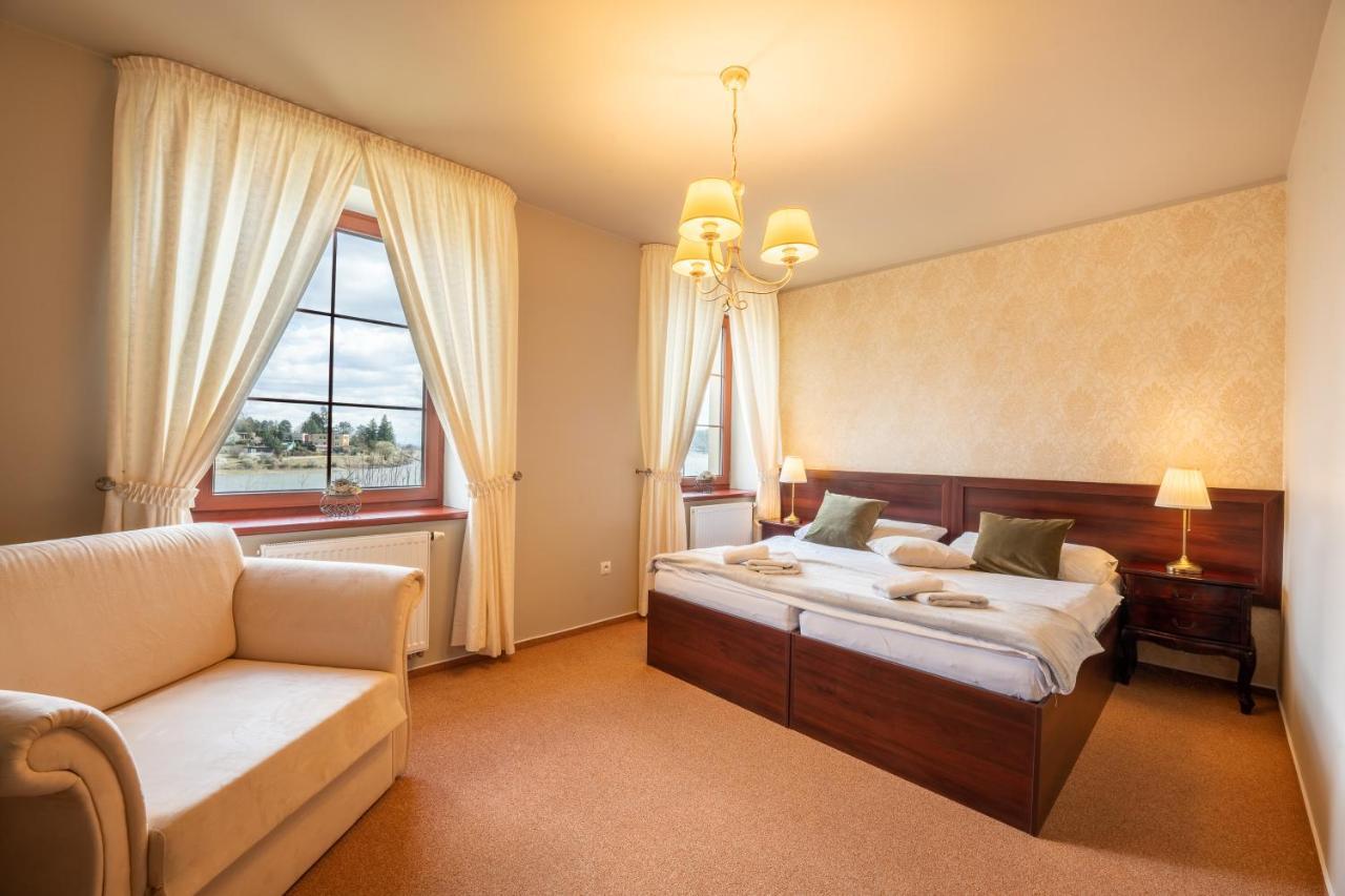 Hotel Plumlov Mostkovice Екстер'єр фото